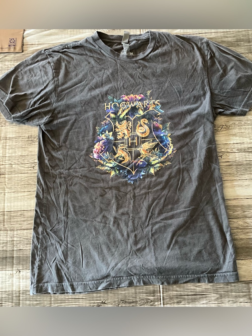 BOX LUNCH HARRY POTTER HOGWARTS SCHOOL EMBLEM TEE